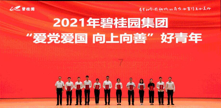 新疆伊犁蝶湖展现大自然的奇妙景象,被称为“冰上森林”